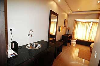 Punyalakshmi Hotel, Raichak 3